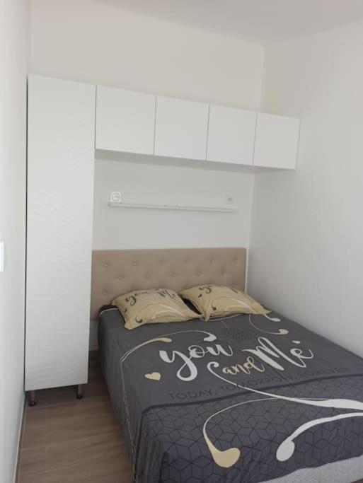 Maison, Rue Calme Dans Village Saint-Mitre-les-Remparts Eksteriør bilde